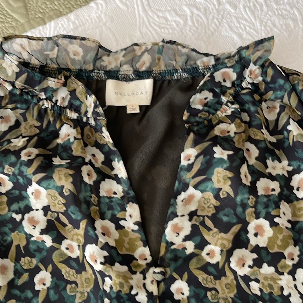Print blouse by Melloday in size large - Picture 7 of 9